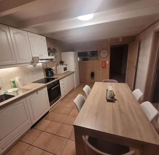 3 Bedrooms Apartment! Close To Aurora Observatory. *