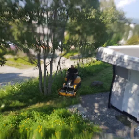 アパート 3 Bedrooms Apartment! Close To Aurora Observatory. *